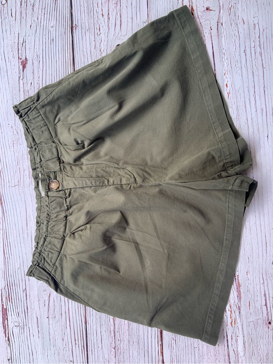 LOFT Pants - LOFT Women’s Olive Green Pleated Pull-On Shorts